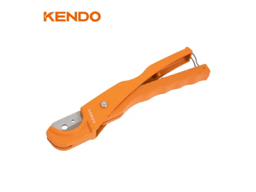 Quel outil est utilisé pour couper un tuyau en plastique ?