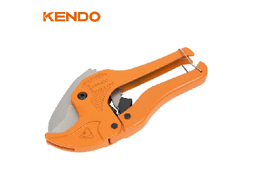 Quel outil est utilisé pour couper un tuyau en plastique ?