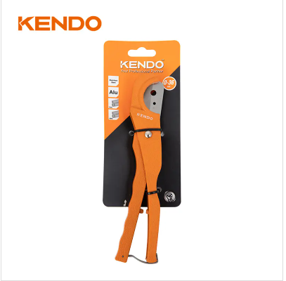 Quel outil est utilisé pour couper un tuyau en plastique ?